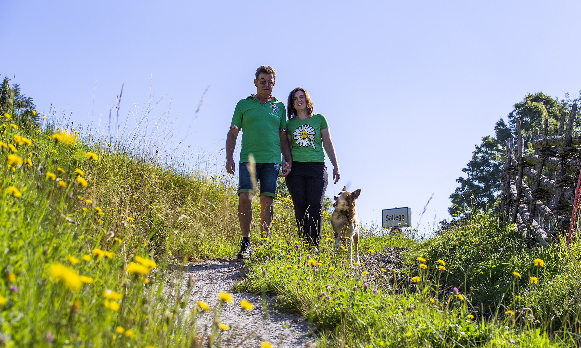 Hans & Christiane Reitbauer spazieren mit ihrem Hund Sira durch den Archepark